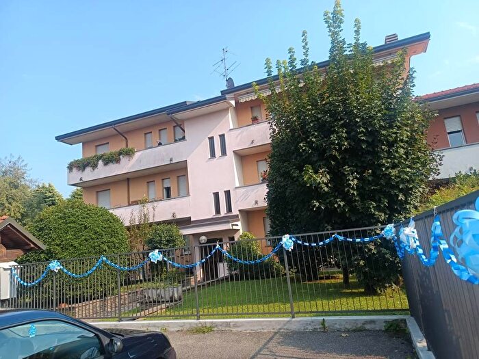 Appartamento trilocale in vendita in Via Baracca, Cabiate