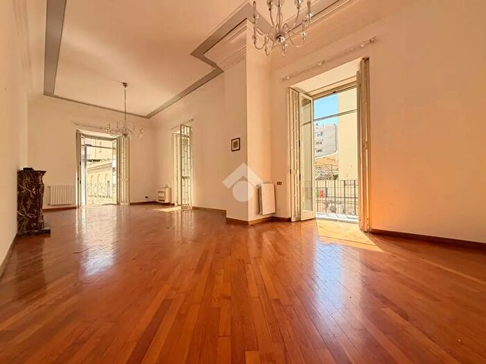 Appartamento con 6 locali in vendita in Via San Pasquale, Napoli
