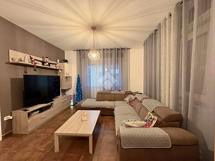 Casa con 6 locali in vendita in Via V Bellini, Cene