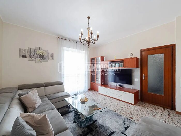 Appartamento trilocale in vendita in Via Giacomo Leopardi, Barzago