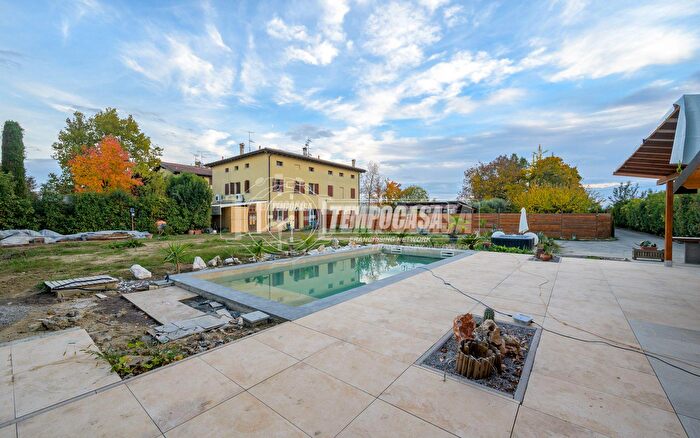 Casa con 5 locali in vendita in Via Asia, San Pietro In Casale