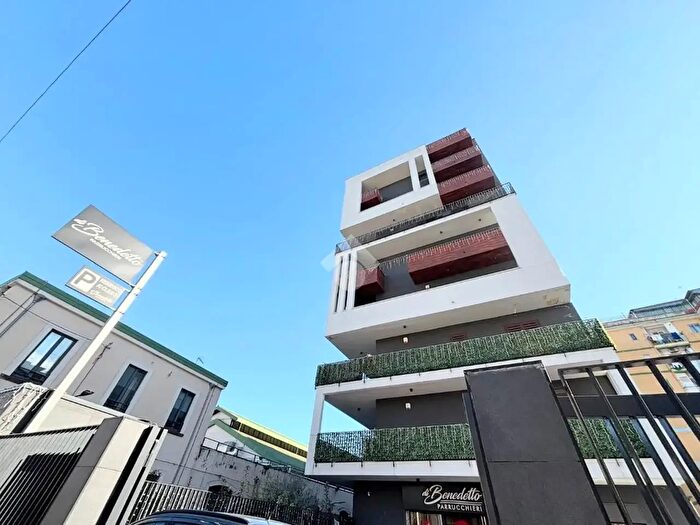 Appartamento trilocale in vendita in Via della Stadera, Napoli