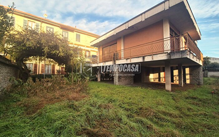 Casa quadrilocale in vendita in Via Ferdinando Anderloni, Cabiate