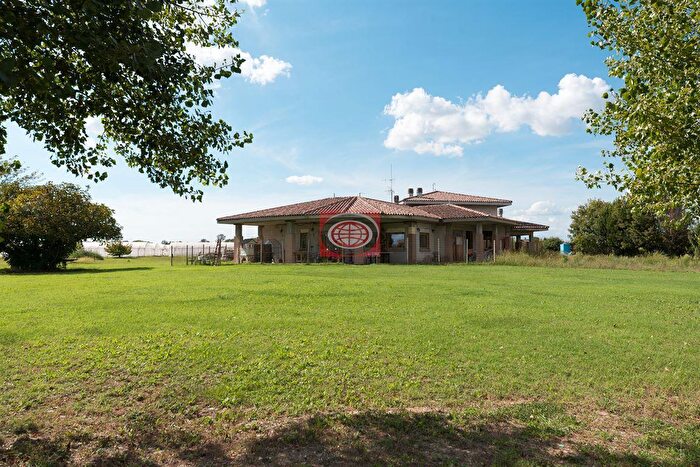 Casa con 5 locali in vendita in Cesena