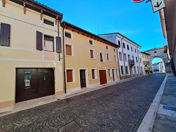Casa con 7 locali in vendita in Sesto Al Reghena