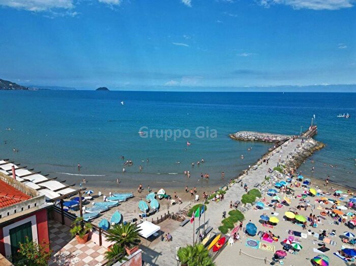 Appartamento trilocale in vendita in Laigueglia