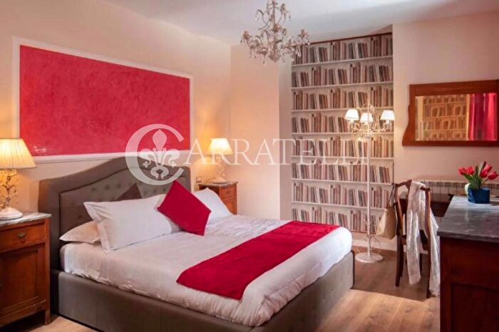 Appartamento con 9 locali in vendita in Via di Gesù E Maria, Roma