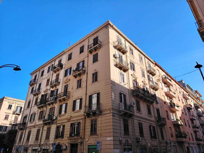 Appartamento trilocale in affitto in Via Giuseppe La Farina, Politeama Ruggiero Settimo, Palermo