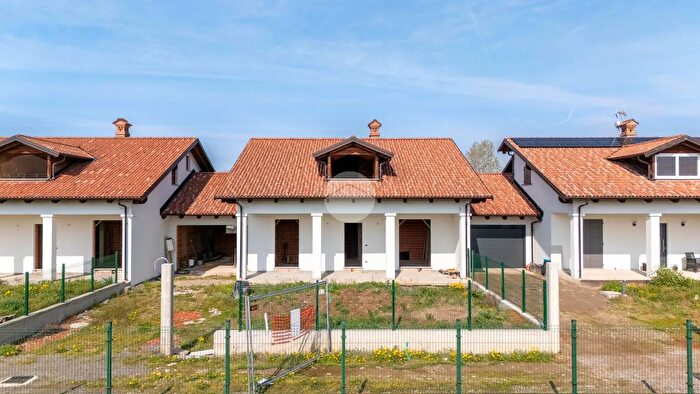 Casa con 6 locali in vendita in Frazione Molini, Trinita