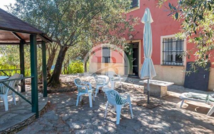Casa con 6 locali in vendita in Avegno
