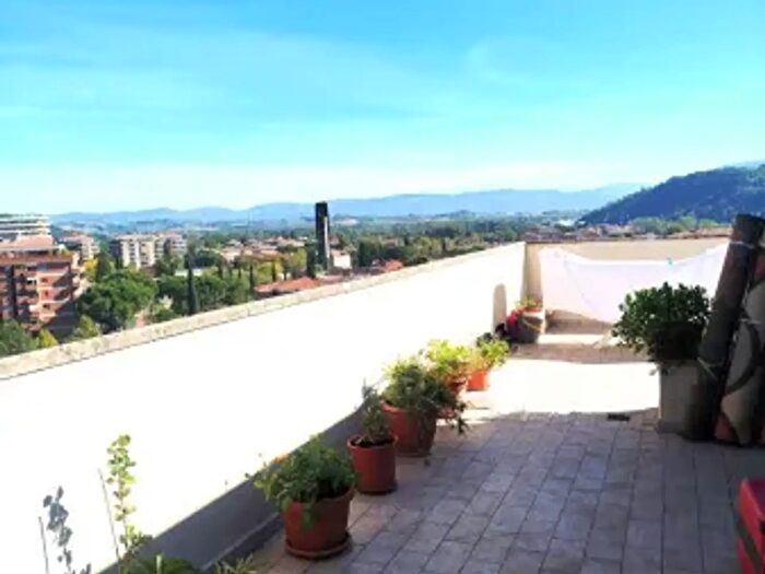 Appartamento quadrilocale in vendita in Via Giuseppe Lunghi, Perugia