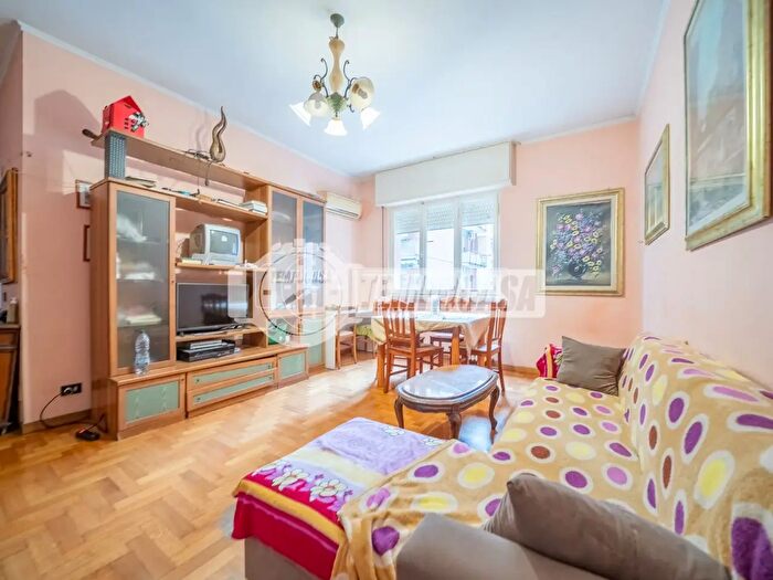 Appartamento trilocale in vendita in Via Statilio Tauro, Roma