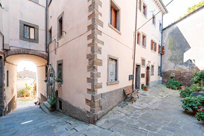 Appartamento trilocale in vendita in Vicolo Petrella, Cortona