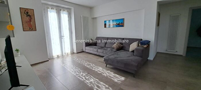 Casa con 7 locali in vendita in Montelabbate