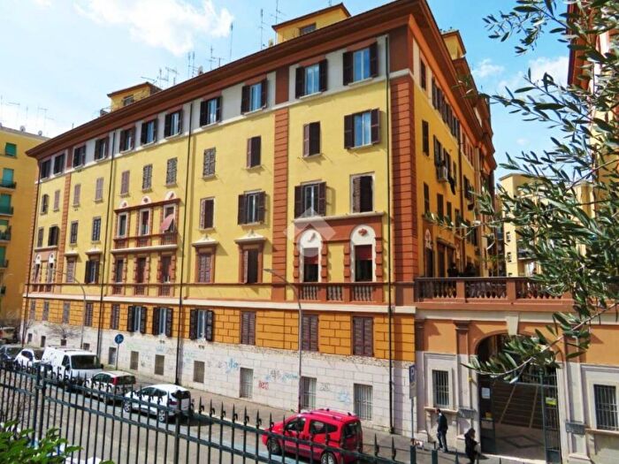 Appartamento trilocale in affitto in Via Mirandola, Villa Fiorelli, Roma