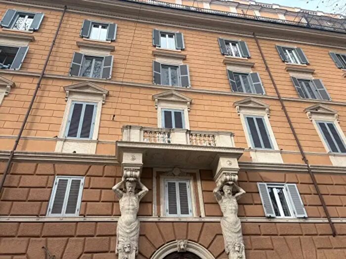 Appartamento trilocale in vendita in Viale Giulio Cesare, Roma