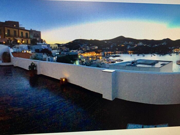 Casa con 6 locali in affitto in Corso Umberto I, Centro, Ponza