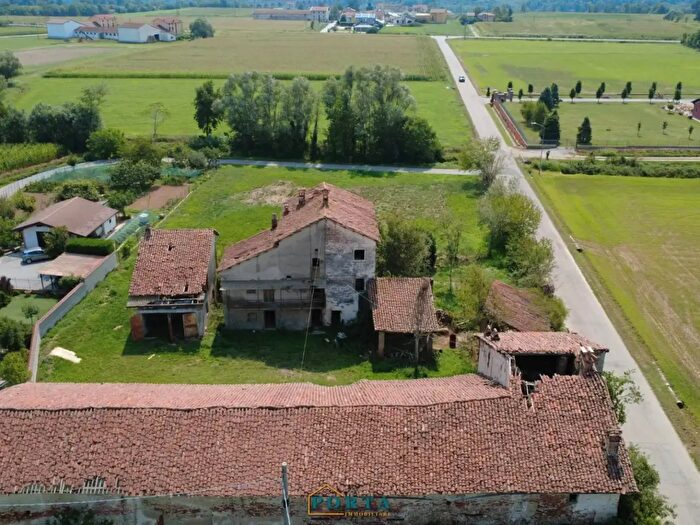 Casa con 17 locali in vendita in Via Regina Elena, Rocca De' Baldi