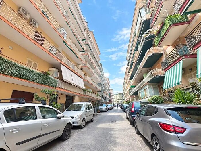 Appartamento trilocale in vendita in Via Parmenide, Napoli