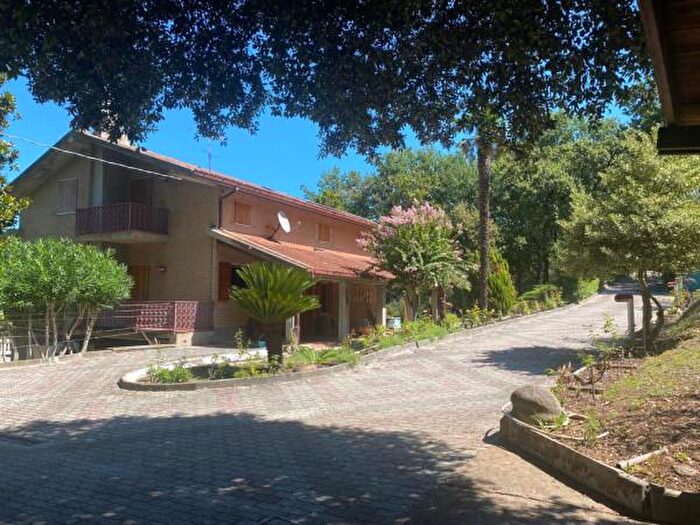 Casa con 6 locali in vendita in Pesaro