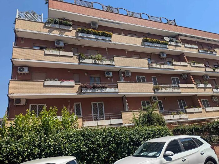 Appartamento trilocale in affitto in Via Enrico Besta, Roma