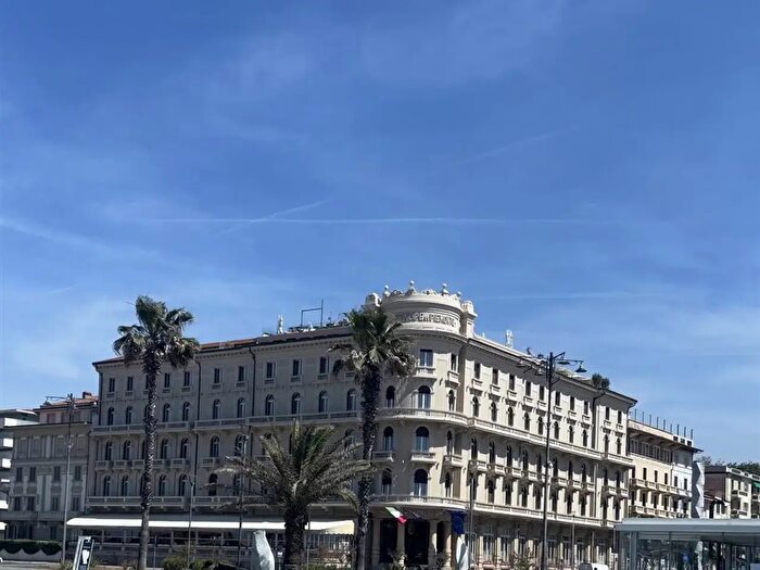 Casa con 10 locali in vendita in Viareggio