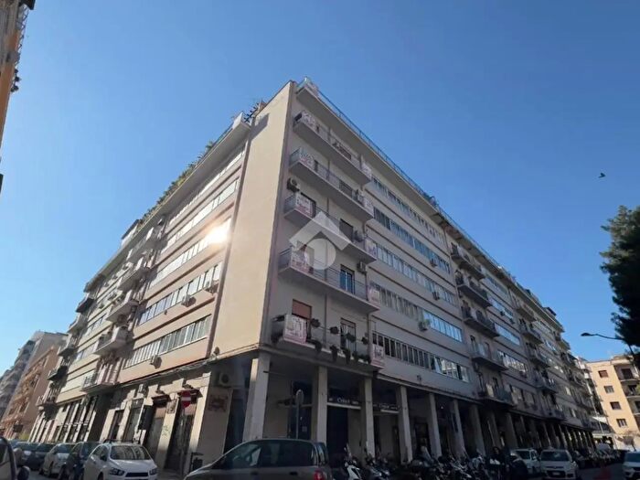 Appartamento con 6 locali in vendita in Via Enrico Onufrio, Palermo