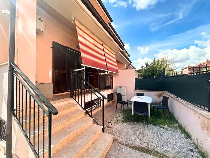 Appartamento con 5 locali in vendita in Via Castelbellino, Roma
