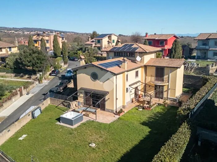 Casa con 12 locali in vendita in Via delle Patere, Sutri