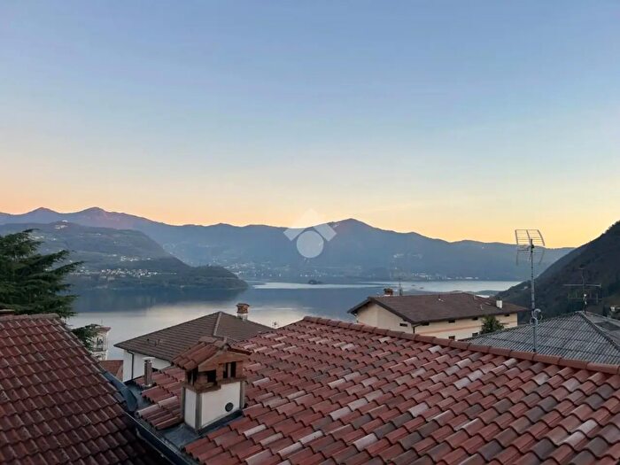 Appartamento trilocale in vendita in Via Pozzo, Tavernola Bergamasca