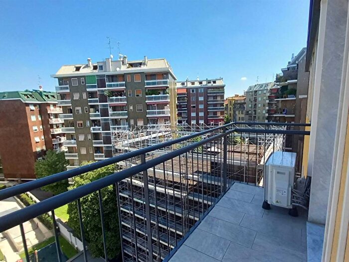 Appartamento trilocale in affitto in Via Achille Maiocchi, Morgagni, Milano