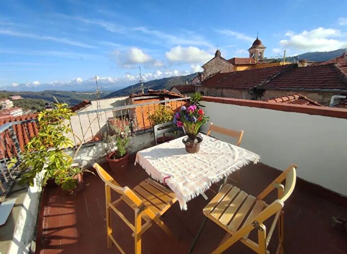 Casa quadrilocale in vendita in Via Edmondo De Amicis, Pietrabruna