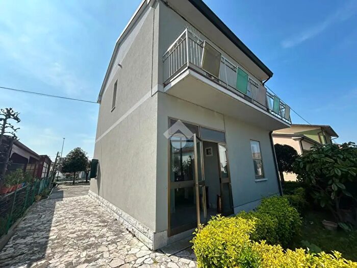 Casa con 6 locali in vendita in Via Manfredonia, Ravenna