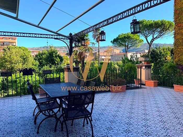 Appartamento con 6 locali in vendita in Corso Triete, Caserta
