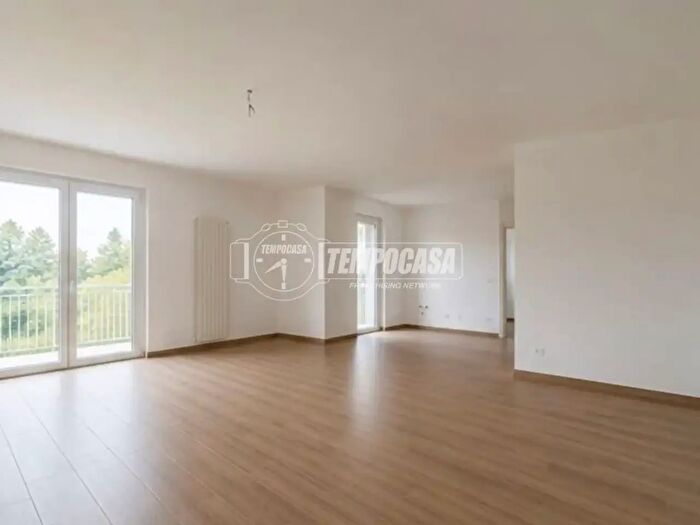 Appartamento trilocale in vendita in Via Ippolito Nievo, Modena