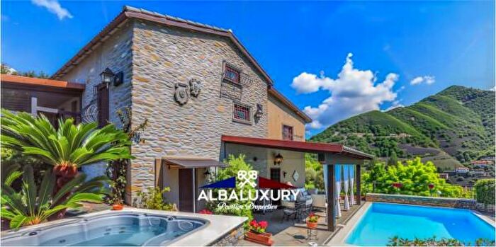 Casa con 6 locali in vendita in Via G Govi I, Avegno