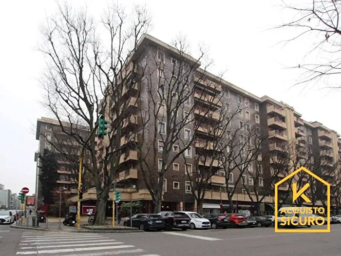 Appartamento trilocale in vendita in Via Bergognone, Milano