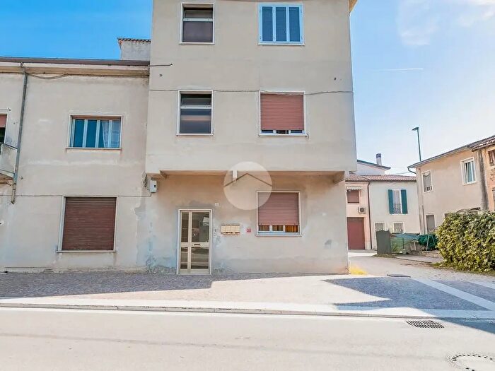 Appartamento quadrilocale in vendita in Via Stazione, Villafranca Di Verona