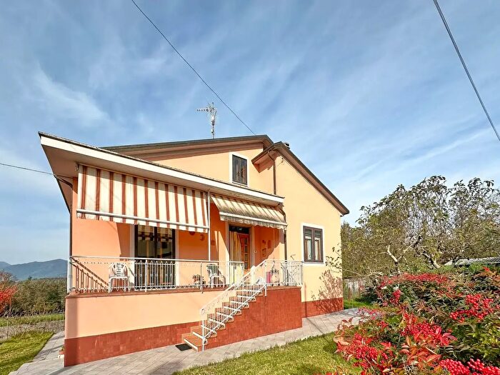 Casa con 6 locali in vendita in Aulla
