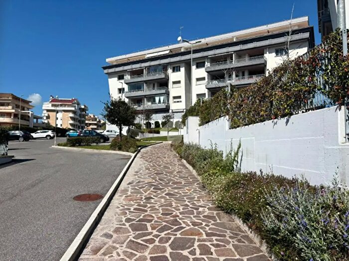 Appartamento trilocale in vendita in Via Franco Bonvicini, Roma