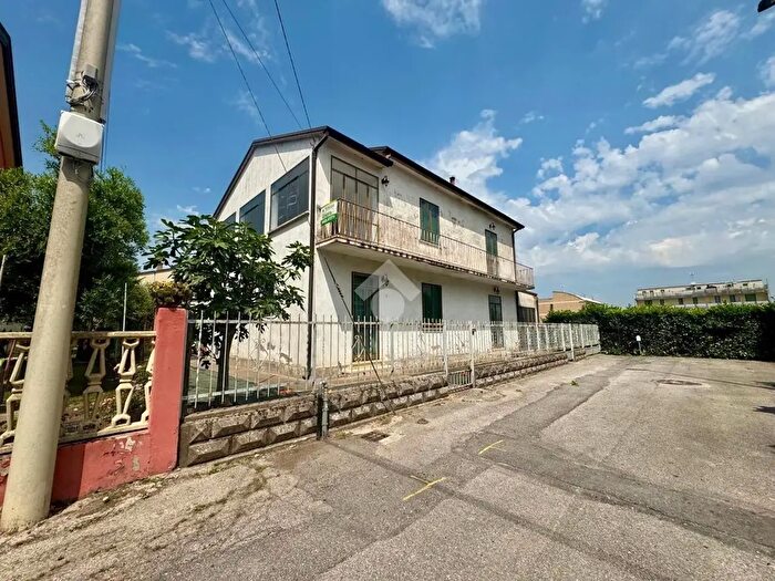 Casa con 6 locali in vendita in Via Alessandro Campo, Rovigo