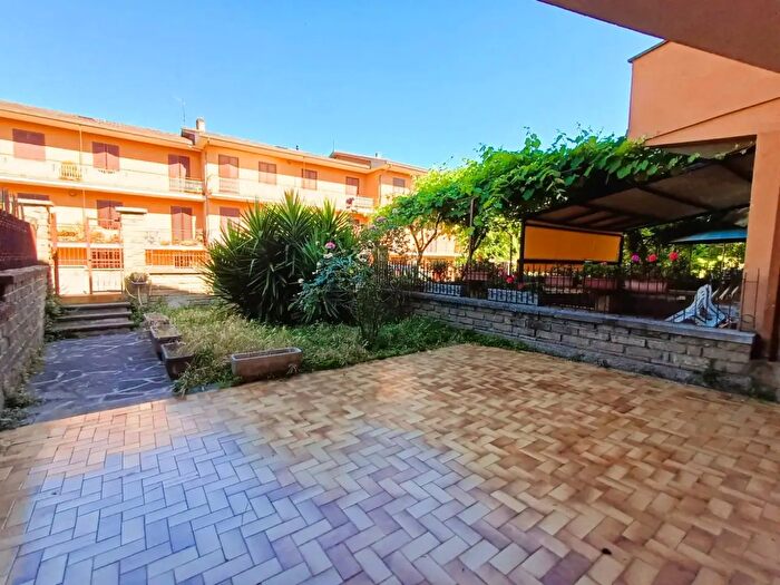 Casa con 8 locali in vendita in Via Papa Giovanni XXIII, Caprarola