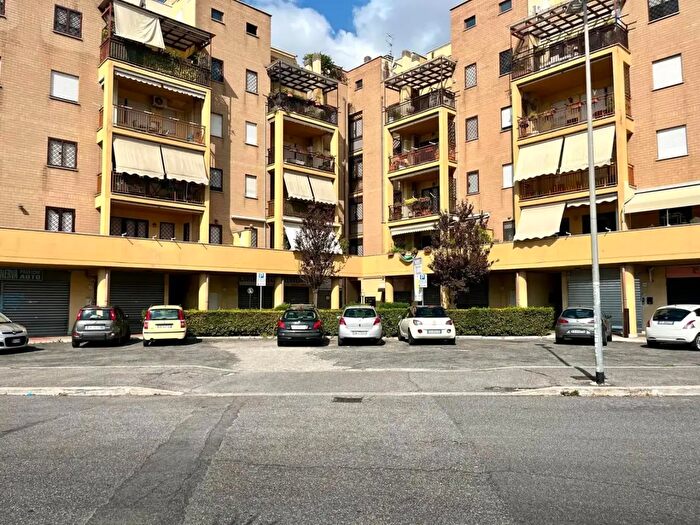 Appartamento trilocale in affitto in Piazza Ilia Peikov, Roma