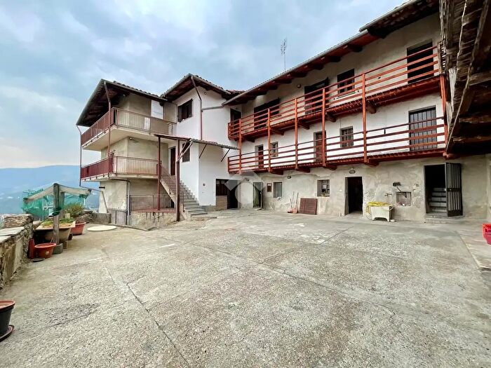 Casa con 12 locali in vendita in Vicolo Berchera, Pratiglione