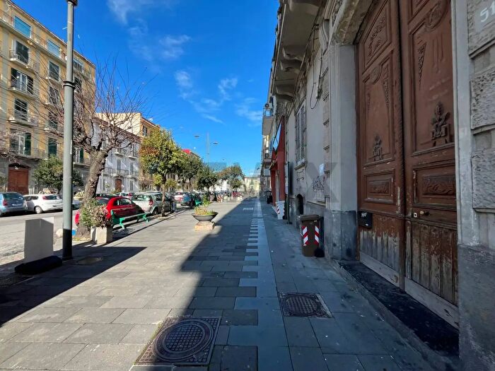 Appartamento trilocale in affitto in Viale Margherita, Napoli