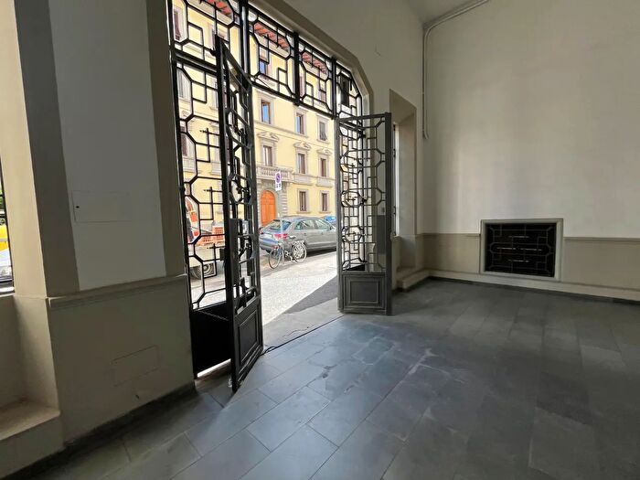 Appartamento con 6 locali in vendita in Via Francesco Crispi, Firenze