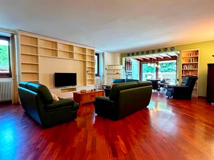 Casa con 6 locali in affitto in Via Isonzo, Centro, Casciago