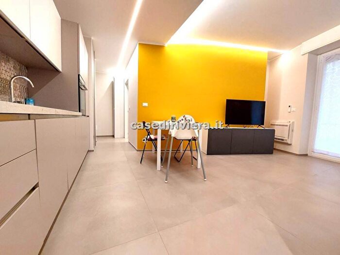 Appartamento trilocale in affitto in Centro, Finale Ligure