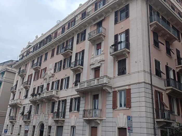 Appartamento con 8 locali in vendita in Via Nizza, Genova