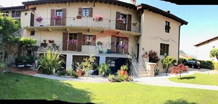 Casa con 11 locali in vendita in Tignale